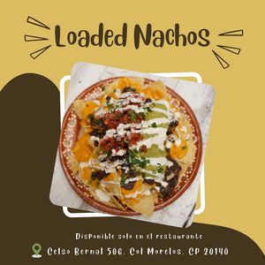 Nachos grandes con frijoles negros, pico de gallo, guacamole, crema y queso. (Solo disponibles en el restaurante)  at Yam in Aguascalientes