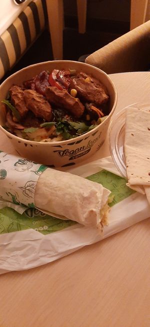 De cigkofte salade bowl en falafel wrap at VeganLand in Ratingen