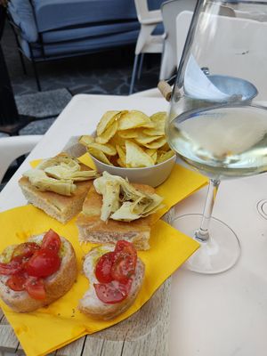 Vegan aperitivo at Fogg in Sarnico