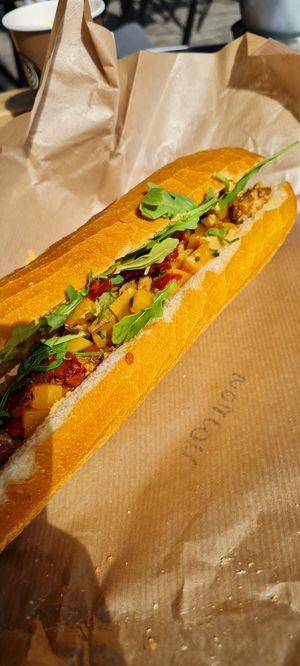 Vegan with Hummus at Oliver's Sandwich & Salad Bar in Antwerpen