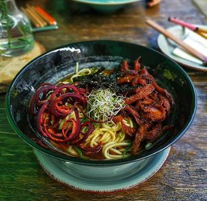 Klassische-Japanische Ramen Bowl mit einer saftigen Teriyaki-Style Fleischeinlage und hausgemachten Nudeln at The Gooks in Neubiberg