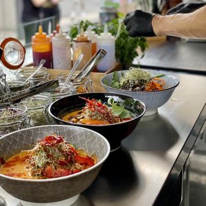 Frische Ramen Bowls - Red Chili Coconut mit einer Auswahl frischem Bio-Gemüse und einer veganen Fleischeinlage voller Umami at The Gooks in Neubiberg