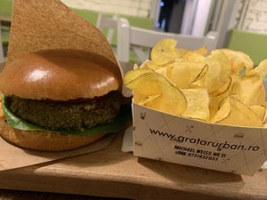 Veggie burger with crisps at Gratar Urban - Urban Grill in Brasov