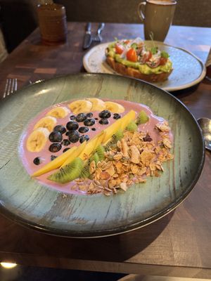 Banana açaí bowl. Was not marked vegan. I don’t know if it comes vegan or if they modified it to be vegan. #Veganuary at Braidwood in Whistler