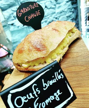 Pain façon Ciabatta aux œufs brouillés, crème fraîche et fromage  at la Luciole in Lyon