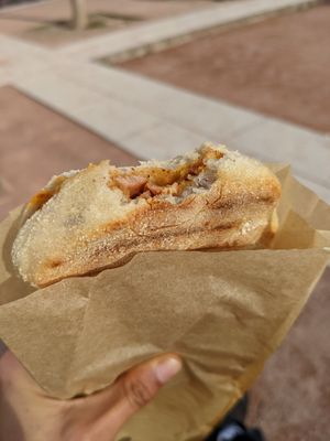 Panini poulet tandoori végétal sur beurre de cacahuètes. at la Luciole in Lyon