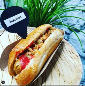 Hot Dog :  Végan  
Pain hot-dog bio, saucisse végétale
Garnitures : cornichons, oignons frits
Sauces maison au choix : ketchup, sauce Currywurst, ou  moutarde at la Luciole in Lyon