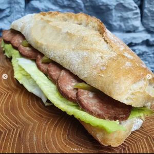 Saucisson fumé : Végan
Crème végétale ciboulette-ail, saucisson fumé, salade, cornichon at la Luciole in Lyon