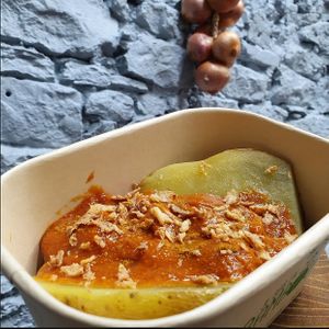 Le Currywurst : Végan. 
Pomme de terre au four, saucisse allemande végétale, avec une sauce Currywurst maison.... Délicieux ! at la Luciole in Lyon