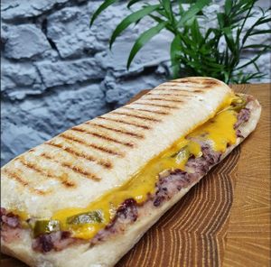 Piment Jalapeños et Cheddar  : Végétarien (ou Végan sur demande)
Piments Jalapeños sur une crème de haricots rouges, Cheddar fondu => Très épicé et délicieux !  at la Luciole in Lyon