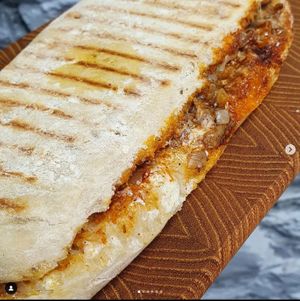 Tandoori végétal au beurre de cacahuètes :  Végan
Protéines de pois assaisonnées au Tandoori épicé, sur un lit de beurre de cacahuètes bio at la Luciole in Lyon