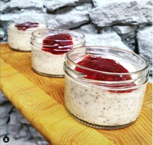 Verrine de Chia au lait de coco et confiture de fraises. Végan at la Luciole in Lyon