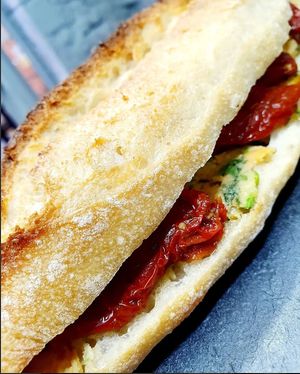 Houmous Maison pois chiche & sésame : Végan  
Houmous Maison de pois chiches et graines de sésame, tomates confites et oignons frits at la Luciole in Lyon