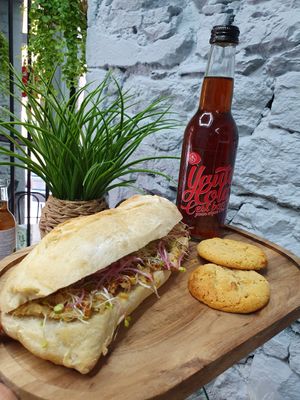 Sandwich houmous maison et micro-pousses at la Luciole in Lyon