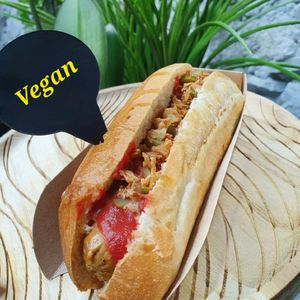 HOT-DOG végan 🌱 🥰 at la Luciole in Lyon