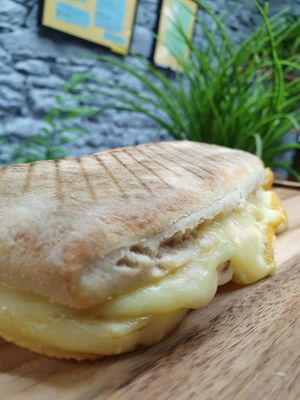 Panini fromage raclette végan at la Luciole in Lyon