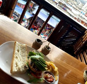 Hamburguesa de soya ( no me gustó) pan muy duro. El pico de gallo de los nachos estaba muy rico  at Buena Vista in Otavalo