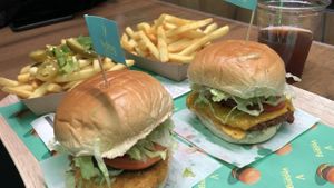 Chick burger and beyond burger  at Vedang - green burger | P- Berg in Berlin