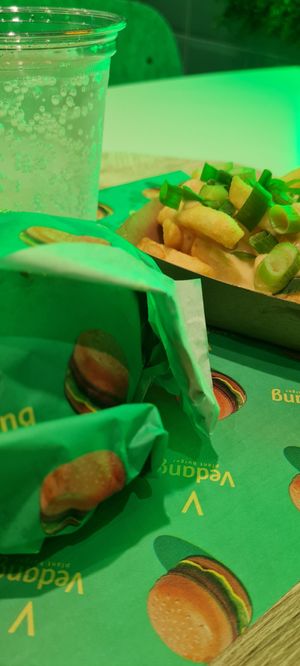Vegan 🍔🍟 at Vedang - green burger | P- Berg in Berlin