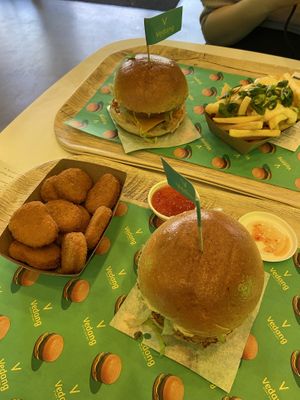 Cheesyburger, nuggets, cheesy fries  at Vedang - green burger | P- Berg in Berlin