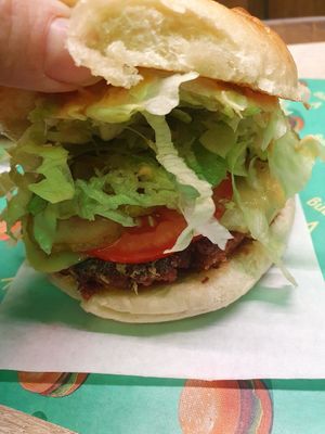 Cheeseburger at Vedang - green burger | P- Berg in Berlin