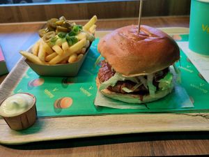 Babycue burger and cheezy chilli fries at Vedang - green burger | P- Berg in Berlin