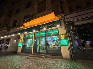 store front #Veganuary at Vedang - green burger | P- Berg in Berlin