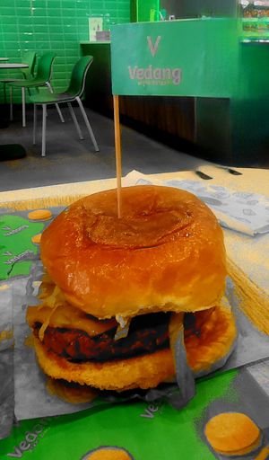 Cheese burger at Vedang - green burger | P- Berg in Berlin
