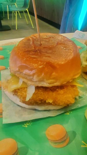 Angry chicken at Vedang - green burger | P- Berg in Berlin