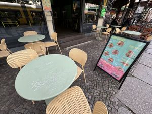 outside  at Vedang - green burger | P- Berg in Berlin