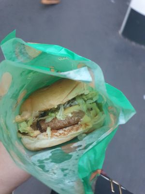 Cheesy Burger at Vedang - green burger | P- Berg in Berlin