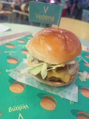 Cheeseburger at Vedang - green burger | P- Berg in Berlin
