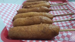 Corn Dog, no sabia que existía esto en Bogotá y menos en versión vegana!!! Salchicha rebosada en choclo! ALUSINANTE at Stankov - Chapinero in Bogota