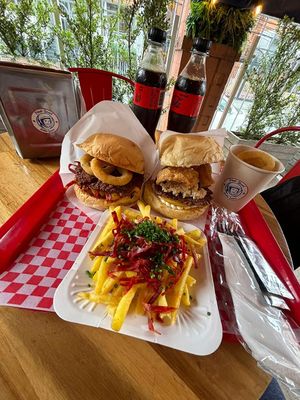 Something special Burger y la recocha, ganadoras del Vegan Burger Festival.....deliciosas!!!!! at Stankov - Chapinero in Bogota