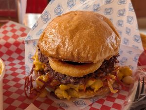 Something special burger with onion rings and mac n cheese at Stankov - Chapinero in Bogota