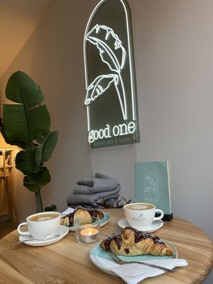 Window seats   at Good One Café in Hamburg