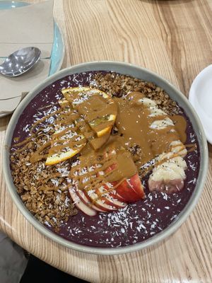 Acai Bowl mit Erdnussmus   at Good One Café in Hamburg