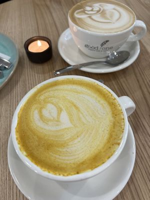 Goldene Milch und Cafe Latte  at Good One Café in Hamburg