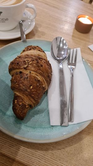 Croissant mit Blaubeerenfüllung at Good One Café in Hamburg