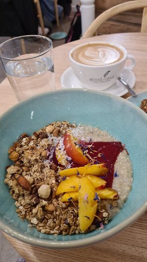 Porridge des Tages mit Pfirsische, Granola und Himbeersauce at Good One Café in Hamburg