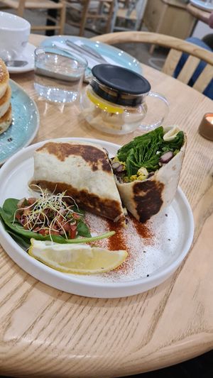 Wrap mit Bohnen Spinat und Rühreitofu at Good One Café in Hamburg