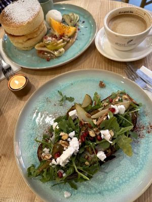 Das „Birnenbrot“ ist ein kleines Foodgasm im Mund mit süßen und herzhaften Komponenten.   at Good One Café in Hamburg