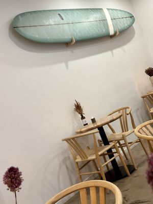 Die Einrichtung ist schlicht, aber gemütlich und stilvoll.   at Good One Café in Hamburg