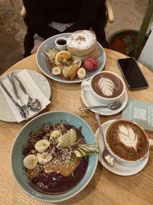 Açai Bowl und Pancakes 🥞   at Good One Café in Hamburg