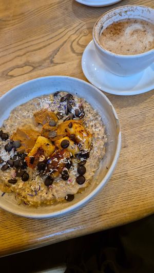 Porridge of the week and a sticky chai latte at Good One Café in Hamburg