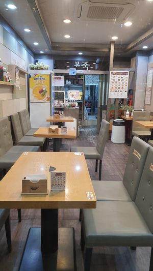 Interior of location - seating space at Bonjuk 본죽 - Nokdu in Seoul