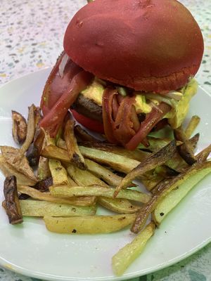 Hamburguesa 0% animal con cheddar, cebolla, bacon   at Liberación Comida Vegana in Buenos Aires