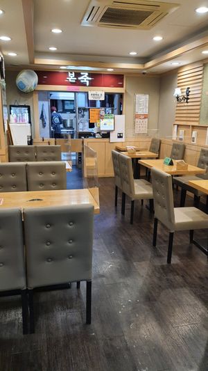 Interior of location - seating space at Bonjuk 본죽 - Gosichon in Seoul