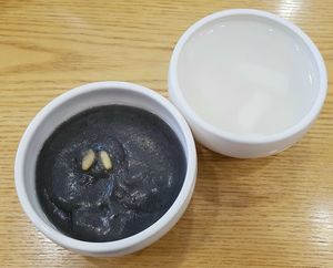 Black Sesame porridge 흑임자죽 - close-up at Bonjuk 본죽 - Gosichon in Seoul