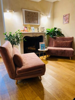 Waiting for a massage at Centre Ahimsa in Verrieres-le-buisson